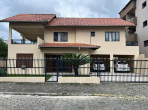 Casa térrea - bem localizada
